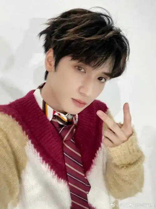 严浩翔骑木马#严浩翔骑小木马怎么也酷酷的,但又有一种反差萌,褂鞍