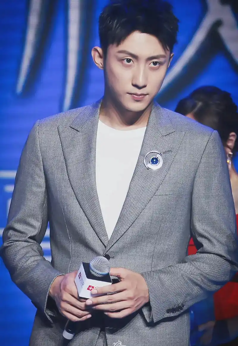 想了一夜的情话,最后变成了早安,景瑜!#黄景瑜 #向全世界安 - 抖音