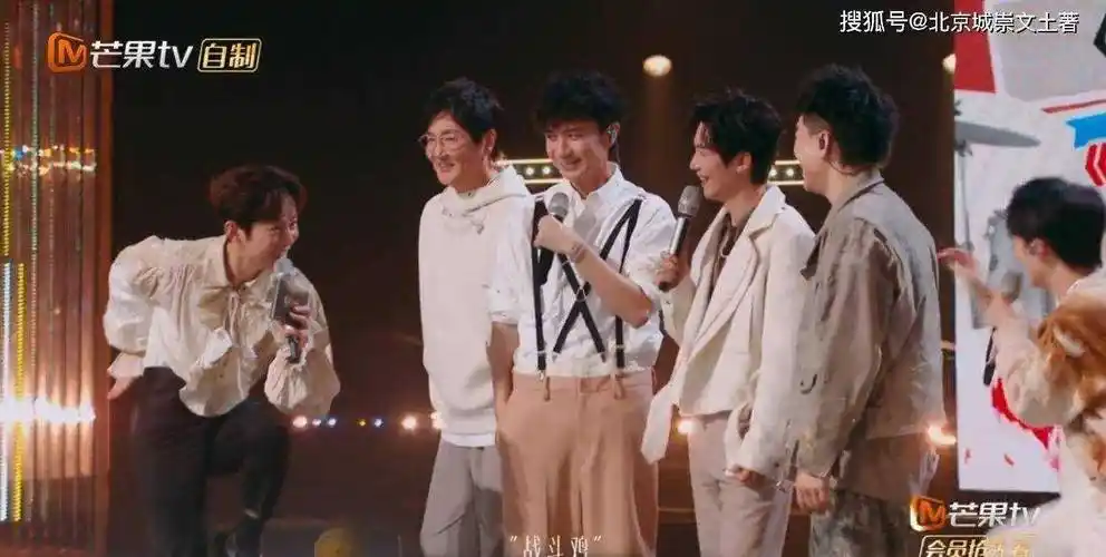 声生不息:点唱机周深爆梗输出,韩红颠覆以往形象,舞台