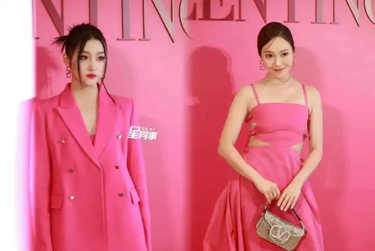 迪丽热巴和泡菜国女星金智秀撞衫,我才明白,红毯女王不是吹的_关晓彤