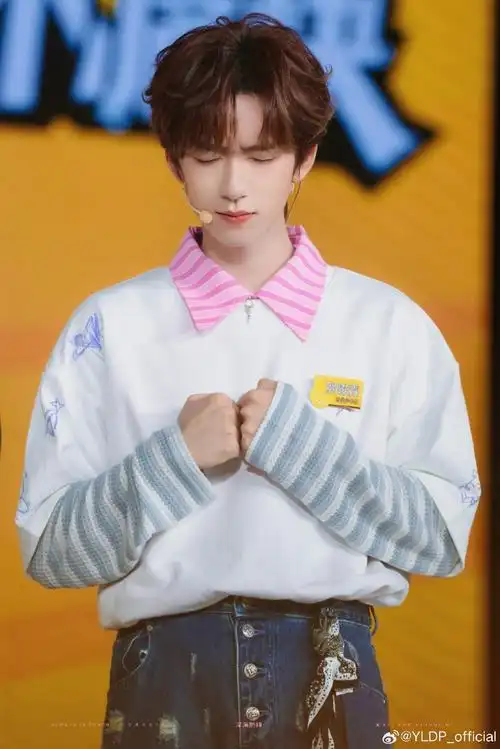 时代少年团-贺峻霖身穿yldp彩绘爱心短袖t恤,绚丽色彩与涂鸦印花敲铑