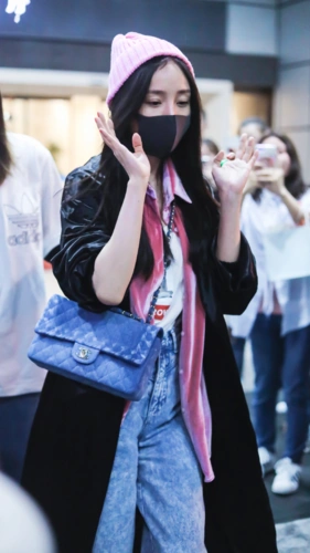 街拍达人杨幂,白色t恤搭配浅色牛仔裤,减龄又时尚