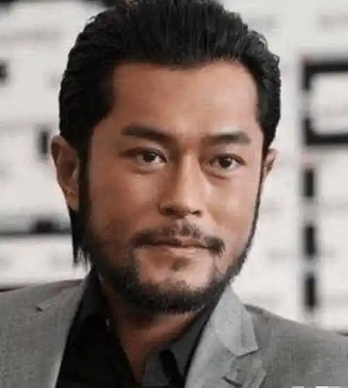 古天乐就不用多说了,演的过儿是多少少女心跟的梦中男神,英俊的面容.