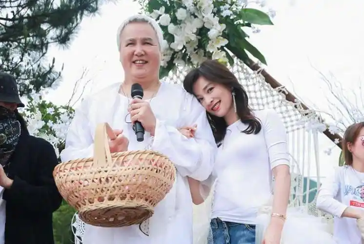 张庭出席活动,曾被罚170万,69套房解禁后回归当带货导师?_腾讯新闻