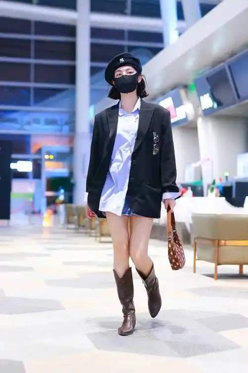 许佳琪戴贝雷帽挂玲娜贝儿挂件 西装衬衫 长靴大秀美腿_时尚_西服