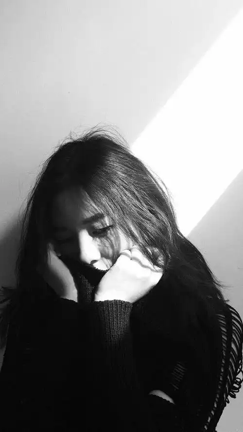 长发 女生 正面 黑白系 半脸 手机壁纸