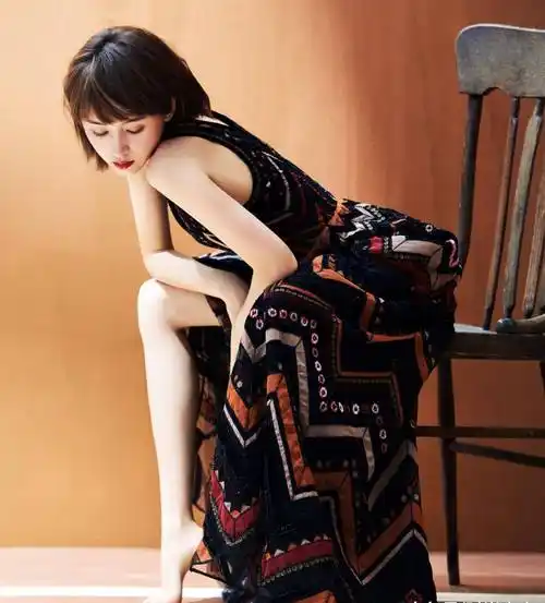 原创王子文写真照曝光穿v领波浪纹长裙时尚时尚秀小腿更是吸睛