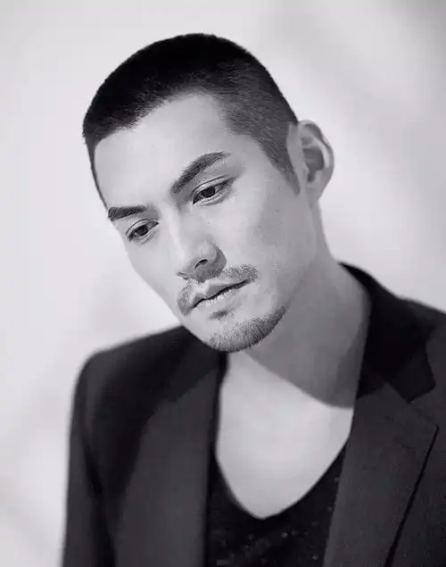 我会这么喜欢寸头,一是好打理,二是好洗,三是夏天头皮不会闷热