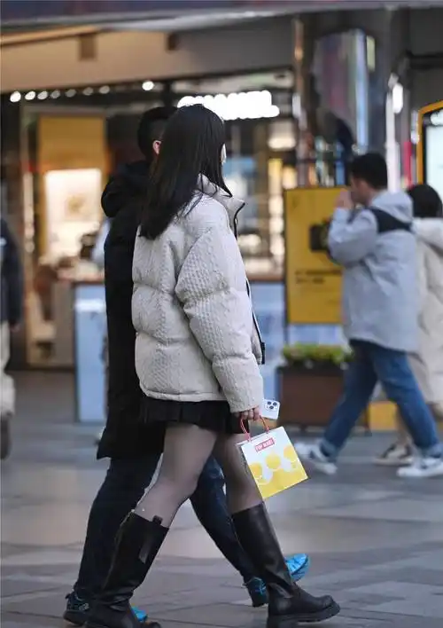 丝袜搭配长靴,冬季的经典组合风格,精致的美女更会搭配
