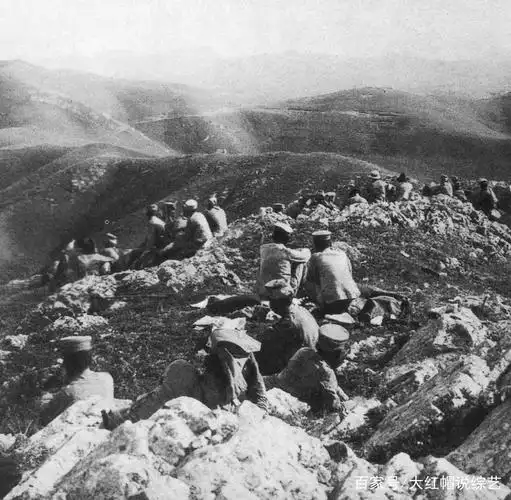 日俄战争老照片:俄军士兵掩埋战死的日军,而奉天城燃起滚滚熊烟