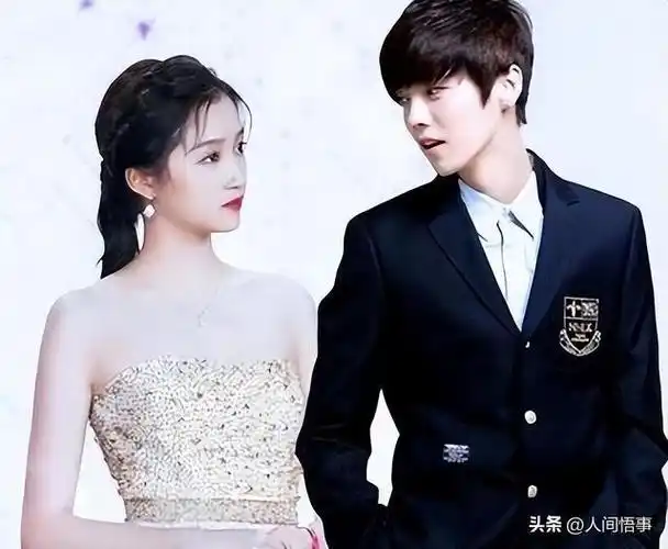 但是鹿晗偏不,他强硬的公布了自己女朋友关晓彤的存在,当天微博直接就