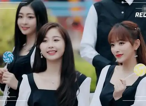 有种对比叫孔雪儿和虞书欣同框,欣欣乖巧,雪儿总是与众不同