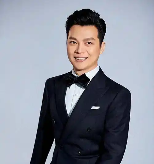 央视任鲁豫:32岁娶身家上亿女富豪,45岁再当爸,风光背后有心酸_朱静