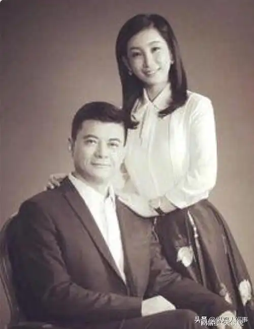 演员王新军:成名后抛弃妻子,把秦海璐宠成宝,今与前妻天差地别