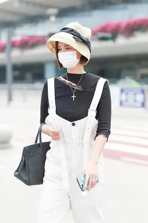 2020年05月23日,成都,张歆艺现身机场. 张歆艺 成都机场