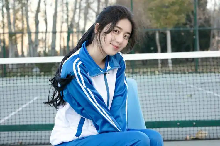 李凯馨元气校服写真曝光 清纯可爱演绎少女活力