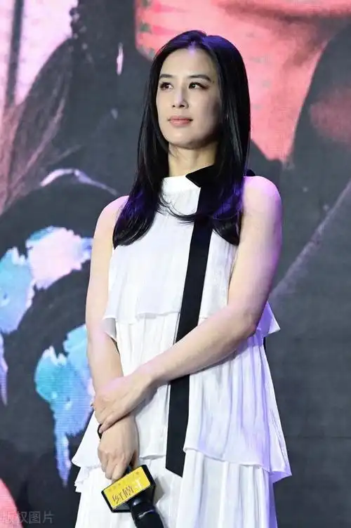 黄圣依这身材,这才是尤物啊!