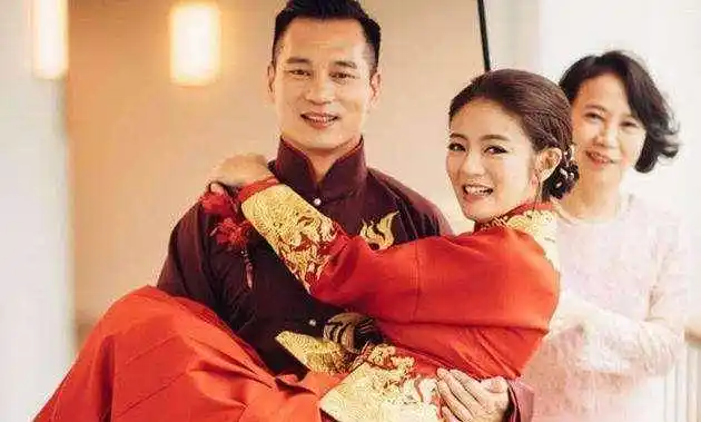 安以轩:曾被大s截胡,遭戚薇抢人,今39岁生子获赠6亿豪宅_汪小菲