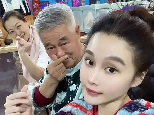 赵本山女儿球球晒两个月大的儿子照片坦言自己比老公更有钱