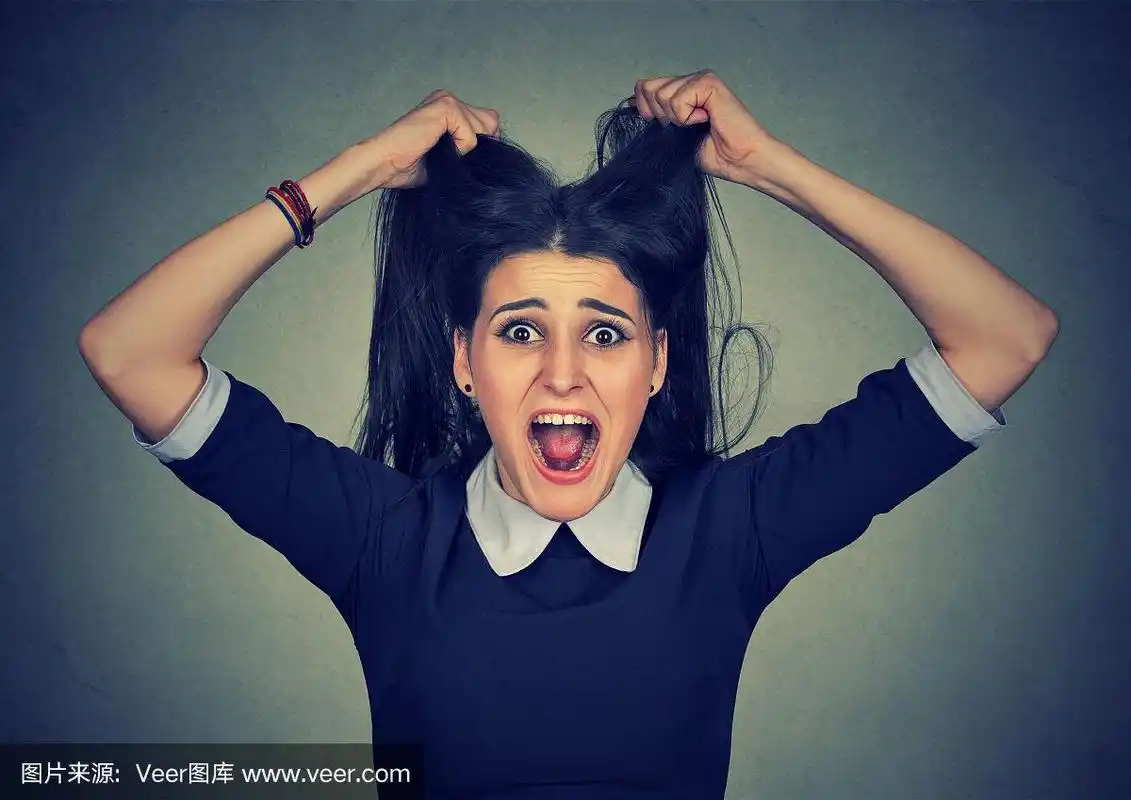有压力的女人会抓狂地扯自己的头发