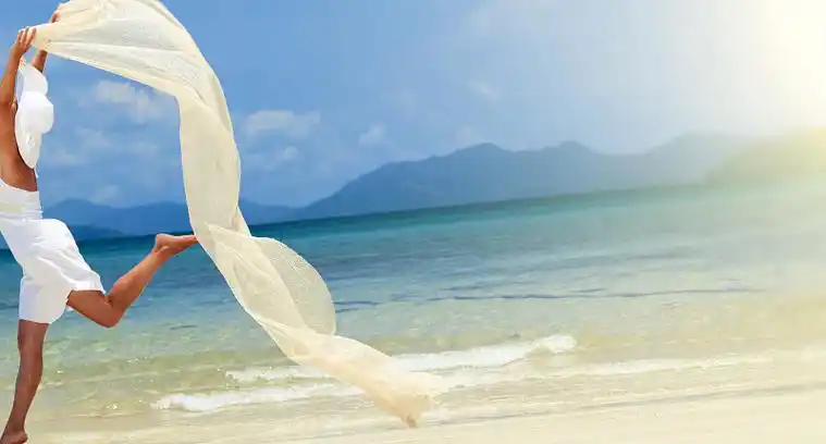 快乐的女孩在海滩上跳跃图片下载