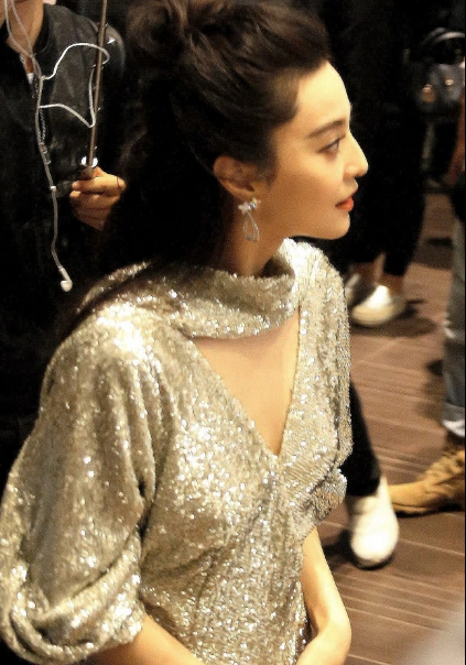 大黑牛有福范冰冰胸部镂空露性感美背