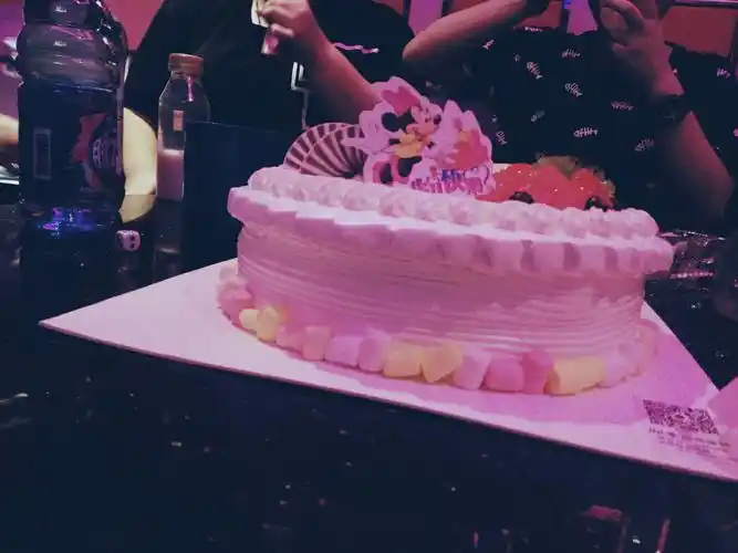 现在还在ktv里头.一帮女孩子拿着话筒嗷嗓子,贼鸡儿刺激. 蛋糕很好吃!