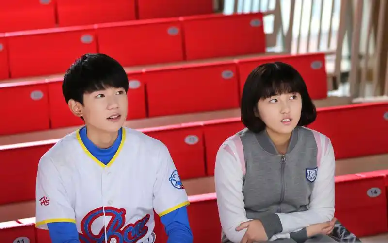 张子枫混剪配上王源,二人莫名的相似,笑起来都是星星眼睛