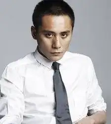 那部电影就是关锦鹏导演的《蓝宇》,最后刘烨在100多位试镜者中脱颖而