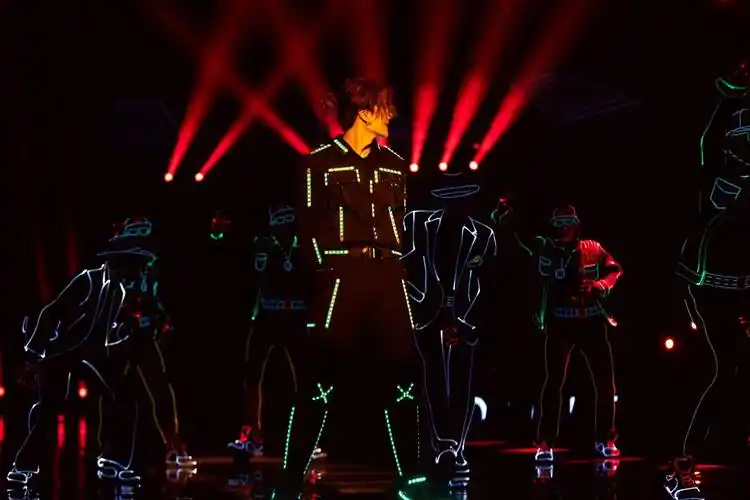 王一博夜光舞《极光漫步》大玩时尚黑科技