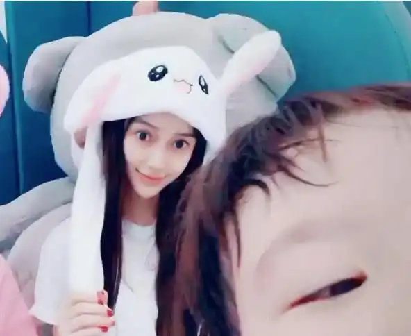 小海绵意外闯入杨颖镜头看到真实颜值后网友像极了爸爸