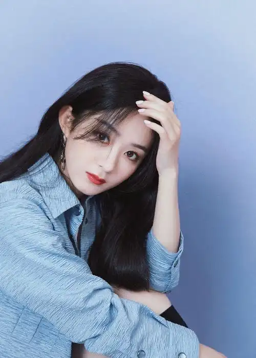 赵丽颖 身穿淡蓝色套装,长发披肩,双腿白皙修长