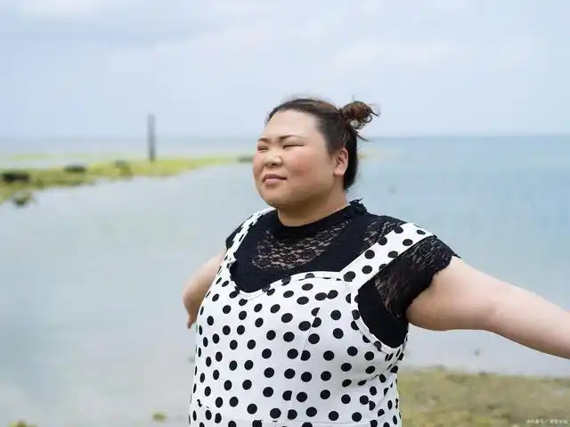 我有个女伴,从小玩到大,她黑胖矮丑占全了,但是人缘好得很,找个对象又