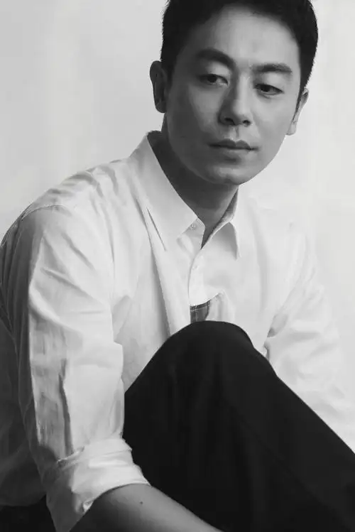 朱亚文白衣造型大片释出微笑治愈眼神写满故事氛围