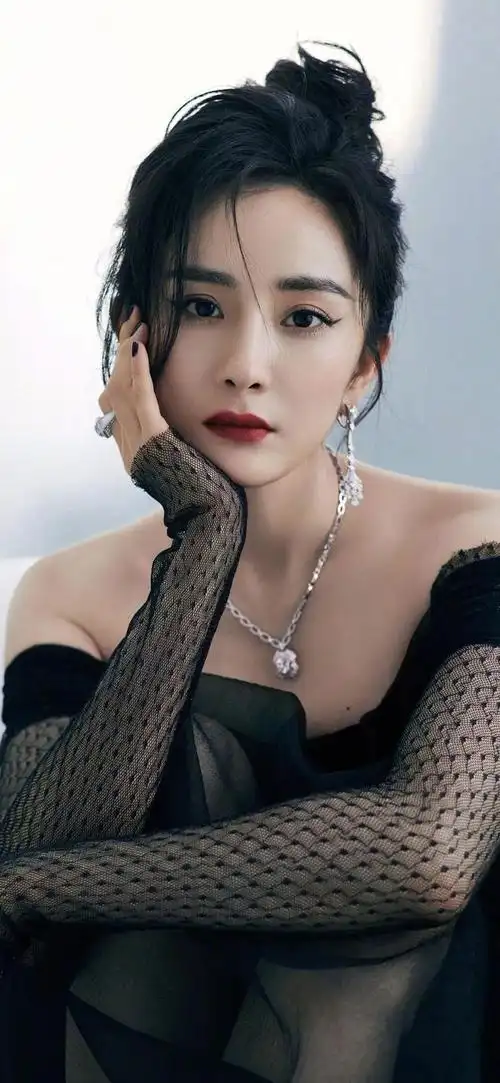 古力娜扎凭借"珍珠透视装"杀回顶流,被杨幂"黑丝低胸装"秒了