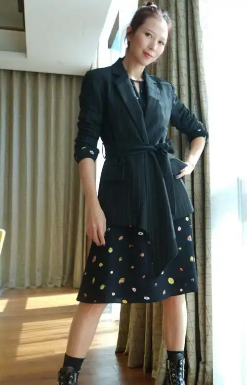 蔡少芬高调亮相红裙长靴173比例惊人腰线比178郑恺还高