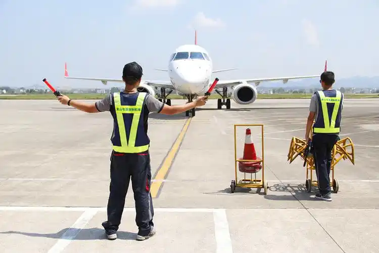 机场地勤,在热浪中奔波穿行