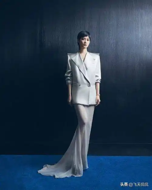 李宇春银色西装配拖地纱裙 清冷优雅气质出众_照片_毕业_质感