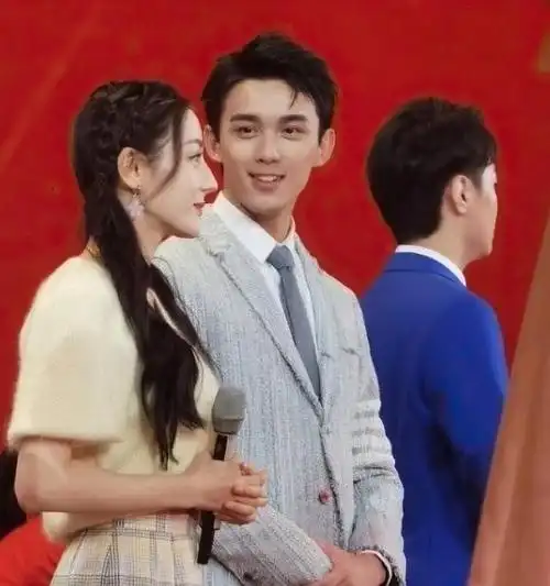 热巴吴磊参加晚会遇上无美颜滤镜镜头颜值让修图师无从下手