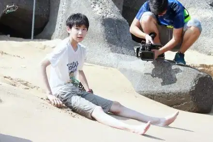 2015tfboys王源千玺台湾海边游_高清图片大全-爱豆app