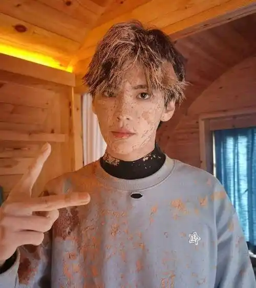 毕雯珺玩游戏让着宋雨琦,黄旭熙直呼喜欢他,三个人都可可爱爱!