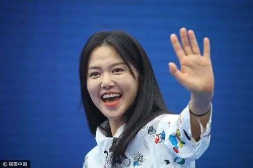 争做表情帝!谭维维玩转"睡衣风"挥手大笑 金亮亮五官玩"紧急集合"