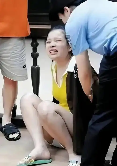 2009年女毒贩杨金红的庭审现场镜头下瘫坐在地上痛哭流涕