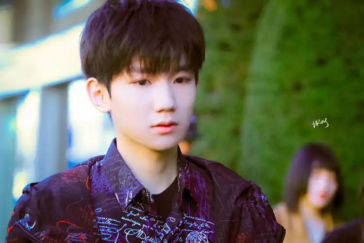 王源柏林电影节 今日上班最新look～上一秒是高贵华丽 人气超高的新