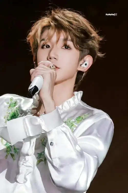 王源伯克利课堂背影照#不要过多关注普通男大王源了 一起多多关注大