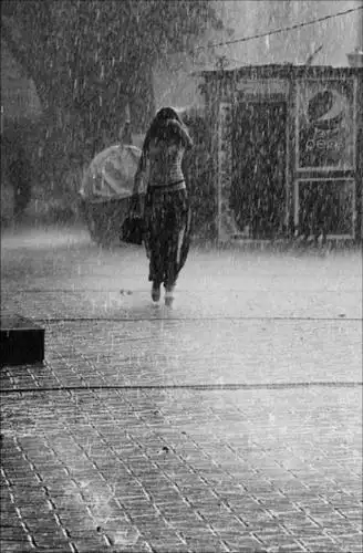 行走在风雨中的人