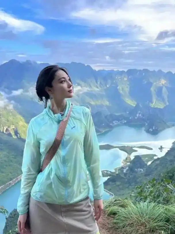 近日,张馨予又因为旅游照火了,前不久因为在丽江被偶遇,随后在微博晒