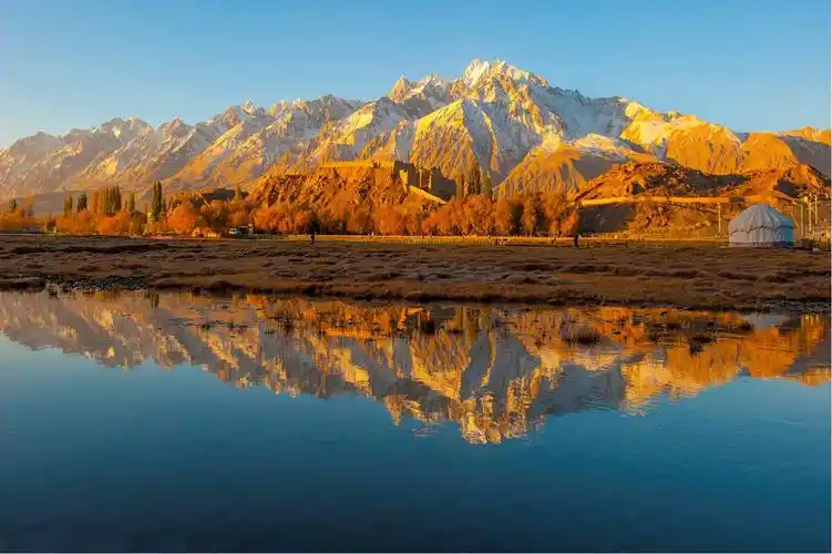 利用水面反射光,顺光拍摄倒影,清晰且色彩真实.