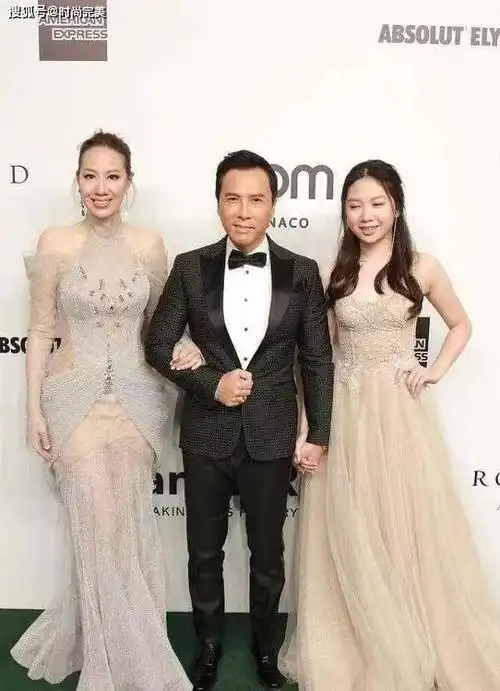 甄子丹娇妻181身高真高调恨天高搭修身亮片裙同行看着都自卑