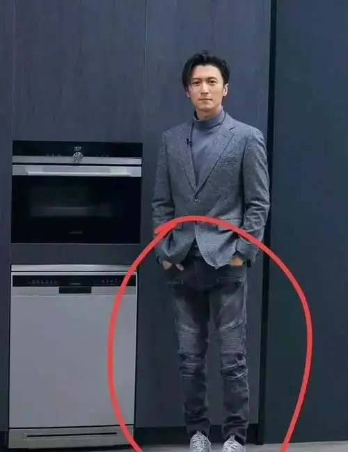 拍摄者手机拿得太高,会显得人矮,有人说他本来就不高,不过谢霆锋身高1